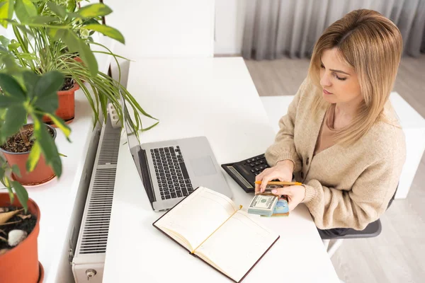 Close Vista Superior Trabalho Mulher Concentrada Laptop Gerenciar Despesas Familiares — Fotografia de Stock