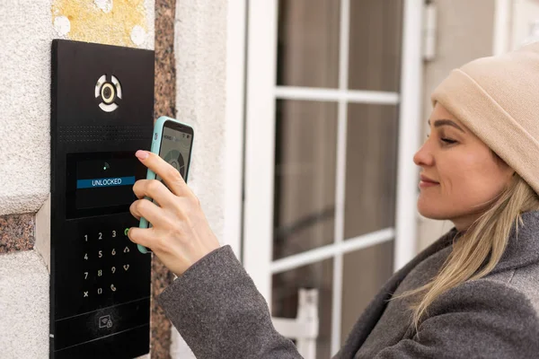 Женщина Устанавливает Сигнализацию Своей Квартире Через Приложение Смартфоне Выходя Дома — стоковое фото
