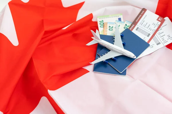 加拿大国旗 附有护照和玩具飞机 飞行旅行概念 — 图库照片