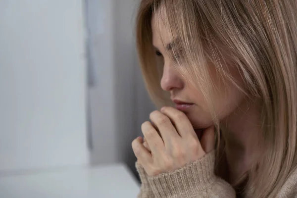 祈りを捧げる若い女性の肖像画 — ストック写真