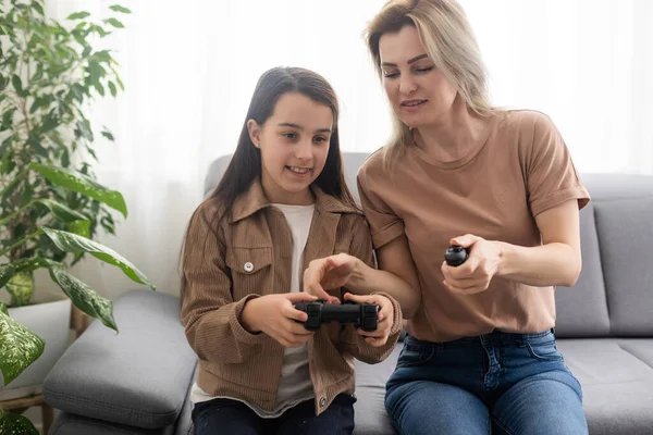 Καλή Σχέση Χαριτωμένο Κοριτσάκι Νεαρή Μητέρα Χρησιμοποιώντας Joystick Παίζει Βιντεοπαιχνίδι — Φωτογραφία Αρχείου