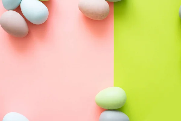 Цветные Пасхальные Яйца Зеленом Фоне Жесткий Свет — стоковое фото
