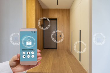 Akıllı ev telefonu, akıllı ev telefonu uygulama arayüzü cep telefonu ekranında, modern apartmandaki tüm ev sistemini telefonla kontrol eden genç bir kadın, konsept internet.