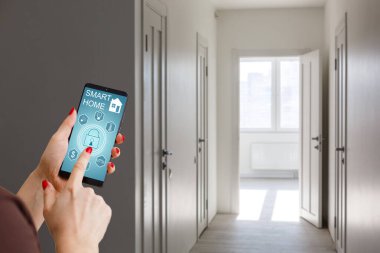 Ekranda akıllı telefon uygulamasını açan kadın, yakın plan. Metin için boşluk.