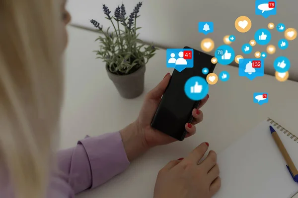 Mulher Usar Smartphone Line Para Rede Social Dispositivo Touchscreen Conectando — Fotografia de Stock