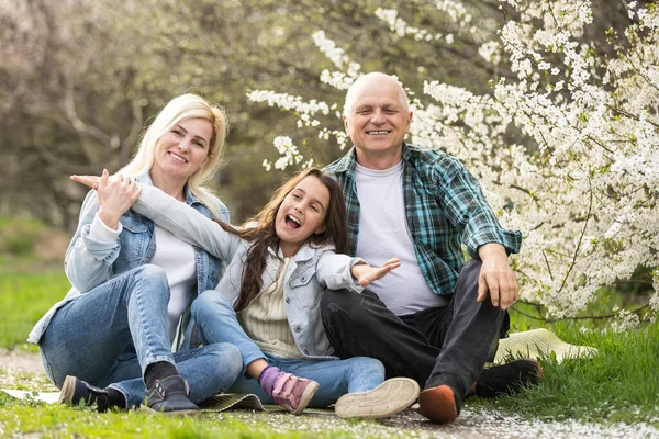 Familie Picknick Park Tuin Met Bloeiende Bomen Lente — Stockfoto
