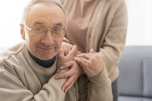 Head Shot Old Male Pensioner Involved Rehabilitation Procedure Caring Young — Stock Photo, Image