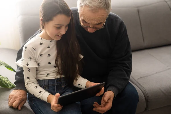 Boldog Család Idősebb Nagyapa Lány Néz Rajzfilm Tabletta Hétvégén Otthon — Stock Fotó