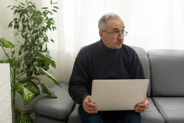 Laptop Kullanan Akıllı Olgun Profesyonel Bir Adam Orta Yaşlı Yetişkin — Stok fotoğraf