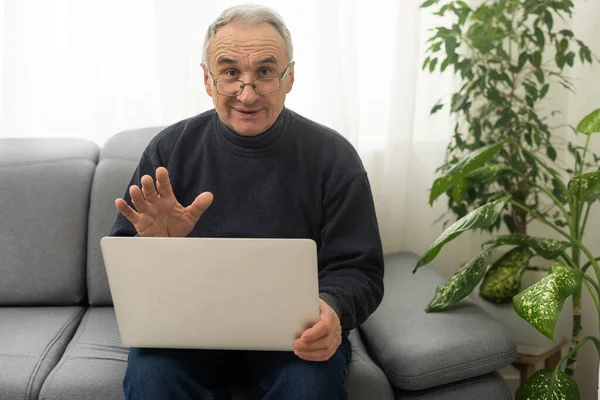 Pensive Senior Man Using Laptop Sitting Home Empty Space — Zdjęcie stockowe