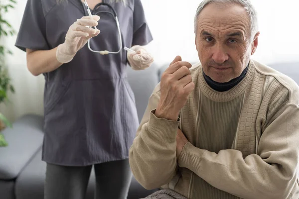Αντιιικός Εμβολιασμός Για Ηλικιωμένους Covid Πνευμονία Αντιγριπικά Μέτρα Άνδρας Ηλικιωμένος — Φωτογραφία Αρχείου