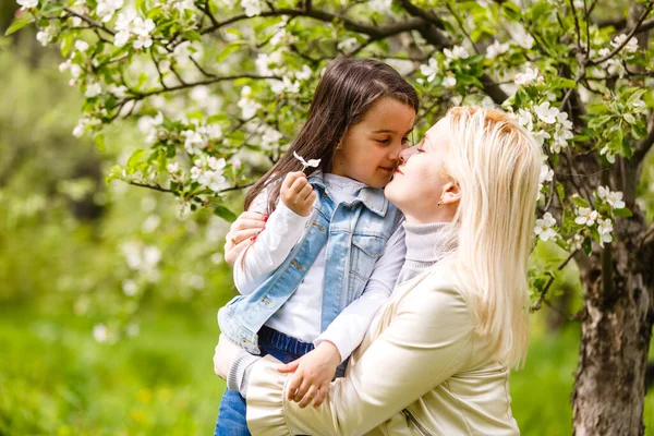 Щаслива Жінка Дитина Квітучому Весняному Саду Концепція Святкового Дня Матері — стокове фото