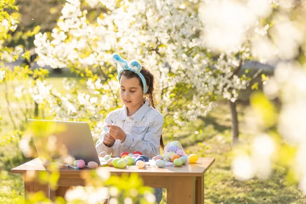Teenager Bemalt Ostereier Mit Laptop Garten — Stockfoto