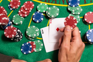 Bakmak oyuncu Blackjack oyun kartları.