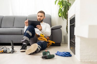 Şömine kuruluyor. Tabletle yapılmış şömine.