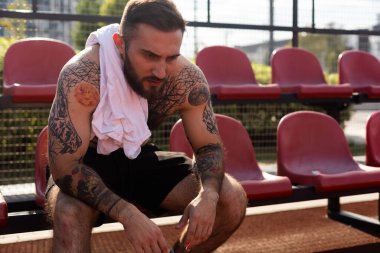 Genç sporcu antrenmandan sonra biraz ara ver. Fitness, spor ve yaşam tarzı konsepti.