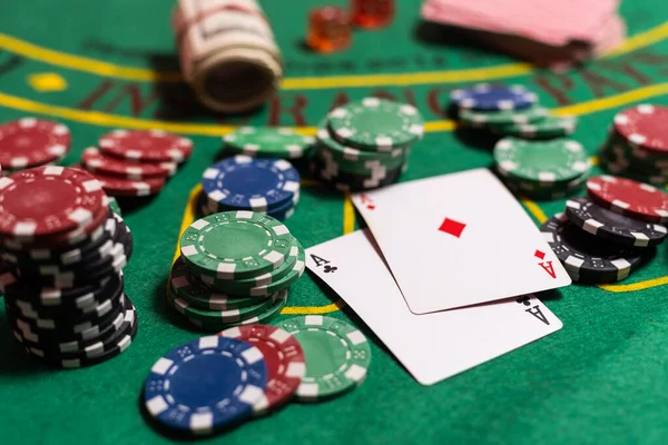 ポーカーテーブルにはクローズアップカードと異なるチップが広がっています — ストック写真