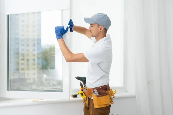 Masters Arbete Närbild Unga Handyman Inställningen Nya Fönster Lägenheten — Stockfoto