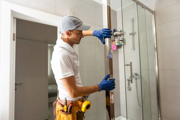 Arbetarna Installerar Glasdörr Duschkabinettet — Stockfoto