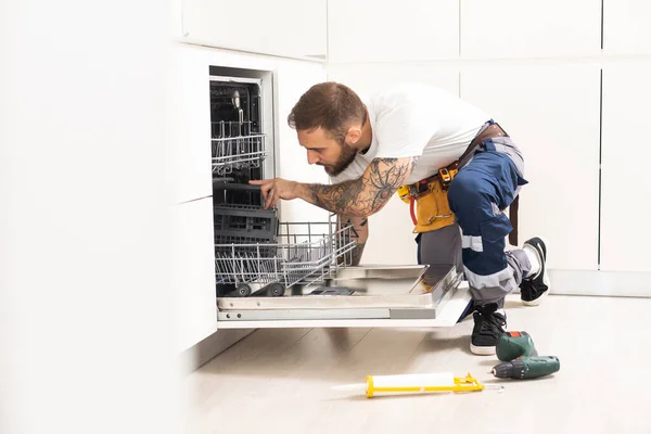 Професійний Працівник Оцінює Вартість Розбитої Посудомийної Машини — стокове фото