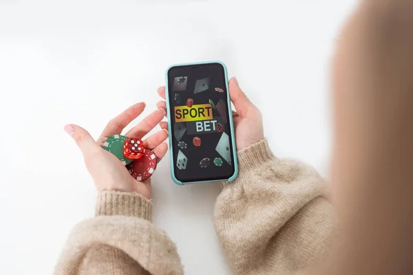 Evde Akıllı Telefonuyla Poker Oynayan Bir Kadın Kazanıyor Online Oyun — Stok fotoğraf