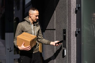 Açık güvenlik kapısı için nFC cep telefonu kullanımı