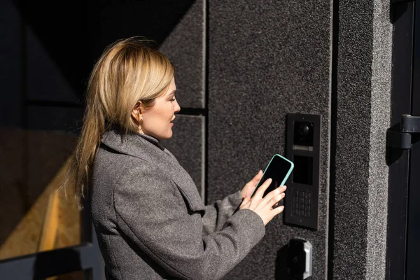 Γυναίκα Χέρια Χρησιμοποιώντας Σάρωση Τηλεφώνου Για Την Ψηφιακή Πόρτα Κλειδώνει — Φωτογραφία Αρχείου