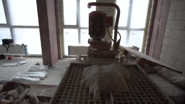 Ein Spezialisierter Mischer Zum Mischen Von Trockenem Putz Mit Wasser — Stockvideo