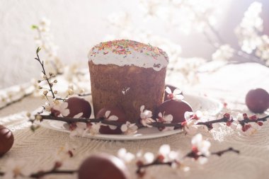 Renkli yumurtalar, renkli paskalya yumurtaları ve çiçek açan dallarla Paskalya arkaplanı. Paskalya kompozisyonu. Paskalya pastası.