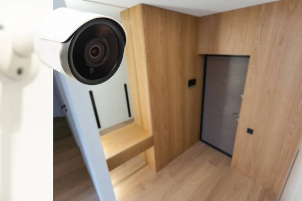 현대식 Cctv 카메라 아파트 입구에 설치되어 — 스톡 사진