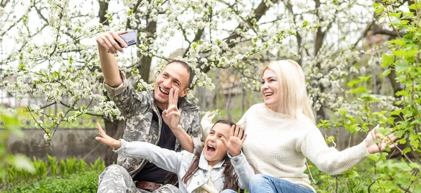Soldado Bonito Reunido Com Família Dia Ensolarado — Fotografia de Stock