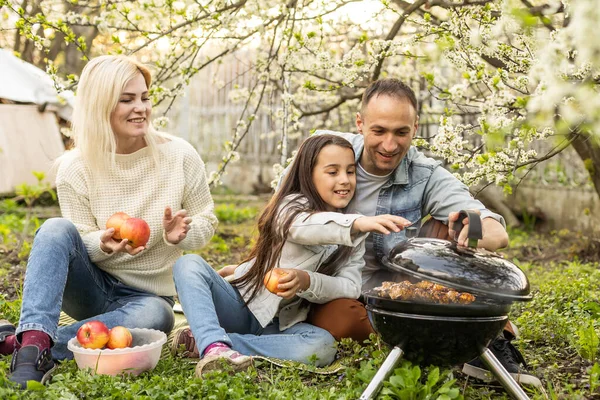 Família Feliz Fazendo Churrasco Seu Jardim Primavera Conceito Lazer Alimentação — Fotografia de Stock