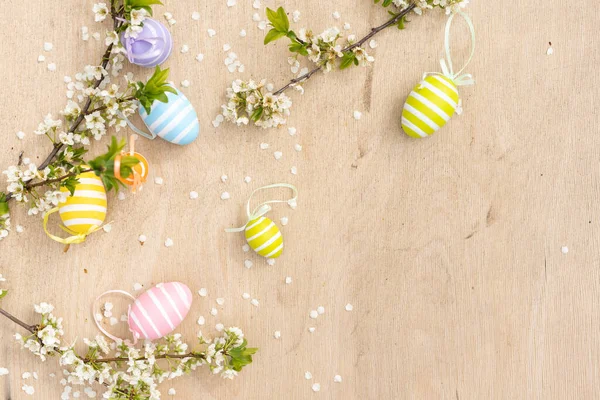 Dekorative Osterkomposition Mit Bemalten Eiern Blühenden Zweigen — Stockfoto