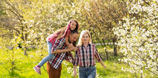 Joyeux Jeune Famille Passer Temps Ensemble Dehors Dans Nature Verte — Photo
