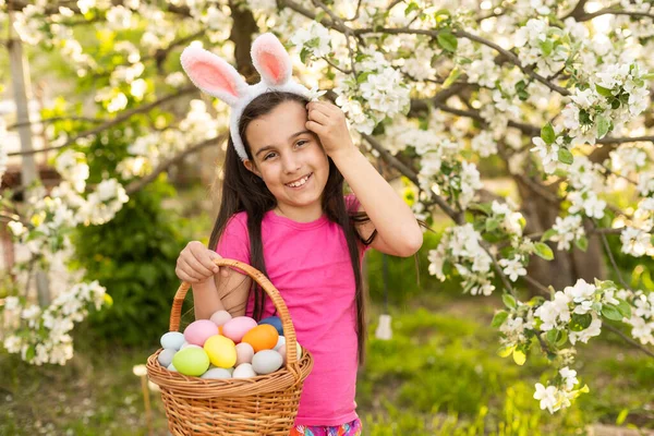 Linda Niña Buscando Huevos Pascua —  Fotos de Stock