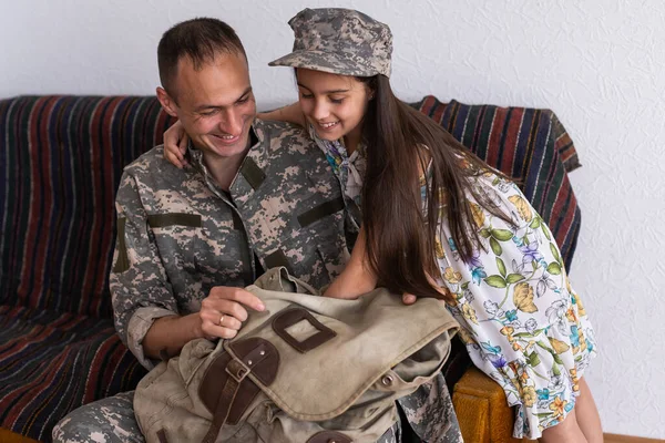 그녀의 아버지는 군대에서 왔어요 그녀의 아버지를 — 스톡 사진