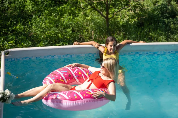 Schöne Frau Mit Ihrer Tochter Schwimmbad — Stockfoto