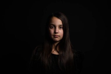 Siyah arka planda izole edilmiş mutlu küçük kız portresi..