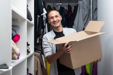 Yeni evlerine taşınırken genç bir adamın portresi..