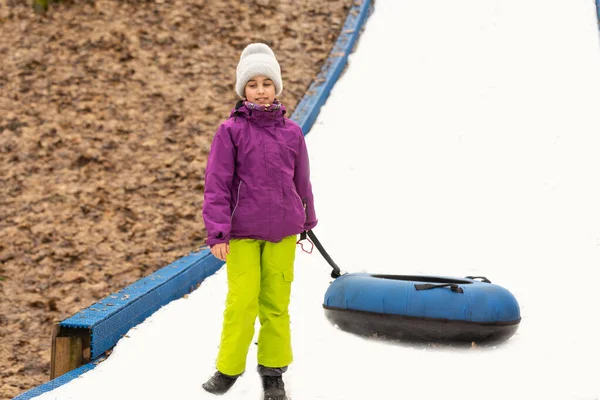 Aktywna Dziewczyna Zjeżdżająca Wzgórza Śnieżnej Tubie Cute Little Happy Child — Zdjęcie stockowe
