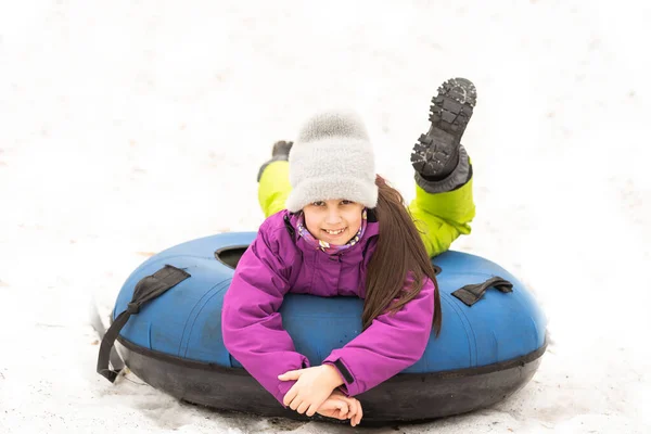 Діти Їздять Трубках Зимові Розваги Тюбінг Люди Катаються Слайдах — стокове фото
