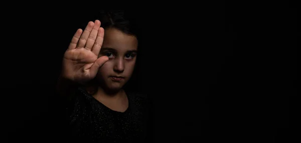 Маленька Дівчинка Піднятою Рукою Робить Жест Знаком Зупинки Чорному Тлі — стокове фото