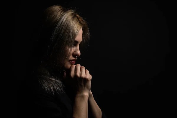 Жінка Молиться Руками Разом Чорному Тлі — стокове фото