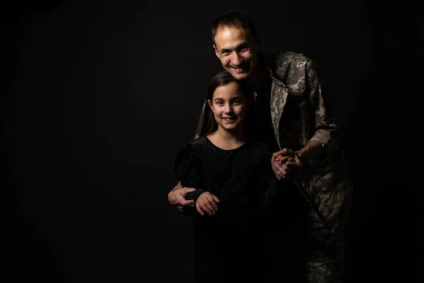 Військовий Чоловік Дочка Чорному Тлі — стокове фото