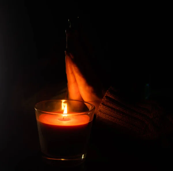 Свеча Зажжена Стакане Который Держит Красивая Женщина Черном Изолирована Концепции — стоковое фото