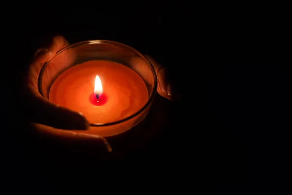 Крупним Планом Жінка Рука Освітлює Свічки Темну Ніч Вдома — стокове фото