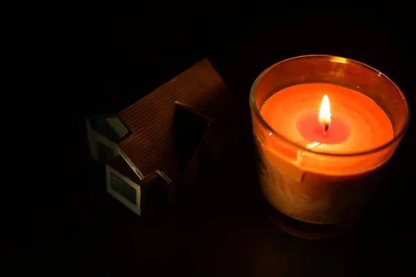 Ένα Κερί Και Ένα Παιχνίδι Σπίτι Σκούρο Φόντο — Φωτογραφία Αρχείου