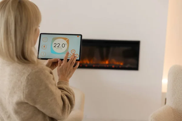 Drží Digitální Tablet Útulném Obývacím Pokoji Krbem Pozadí Smart Home — Stock fotografie