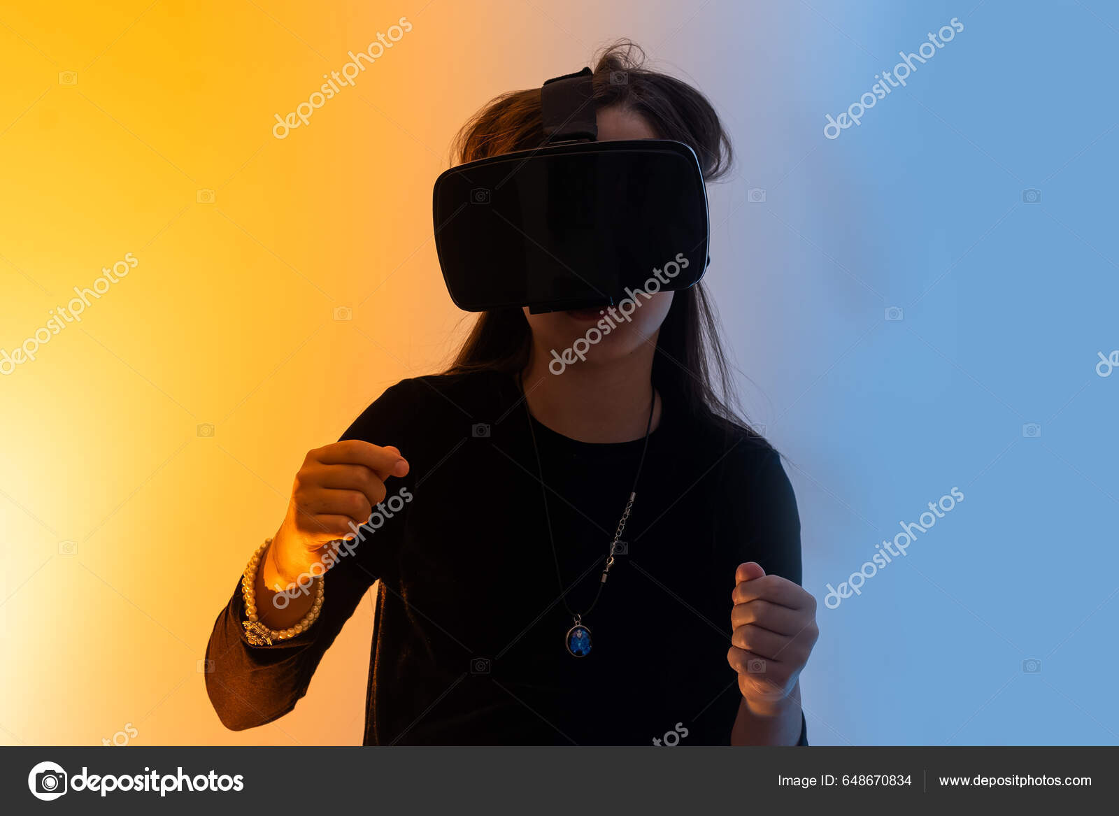 Tonårstjejer Har Kul Med Glasögon Virtual Reality Metaverse Spelar Spel —  Stockfotografi © sinenkiy #648670834