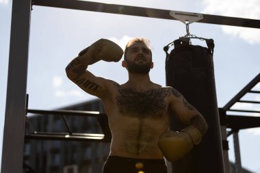 Boks eldiveni giyen bir adam.